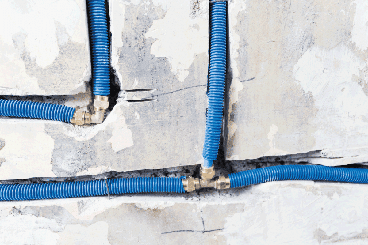 Water pipes made of polypropylene PEX in the wall
