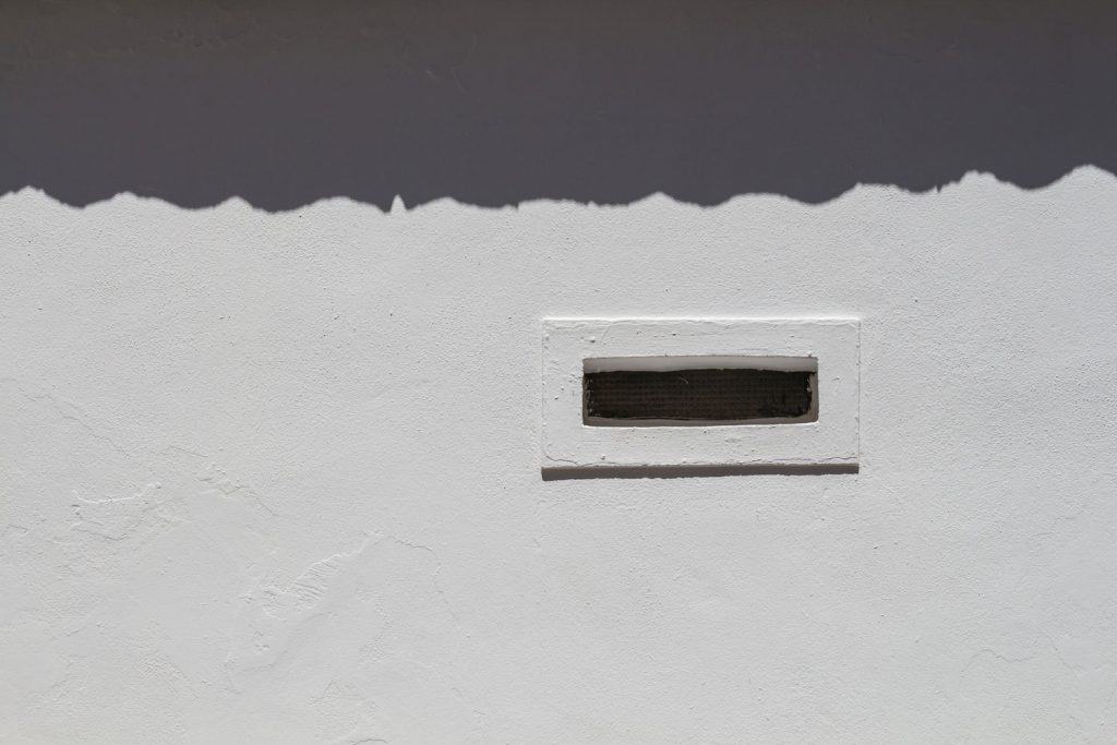 Ventilation gap with a white frame