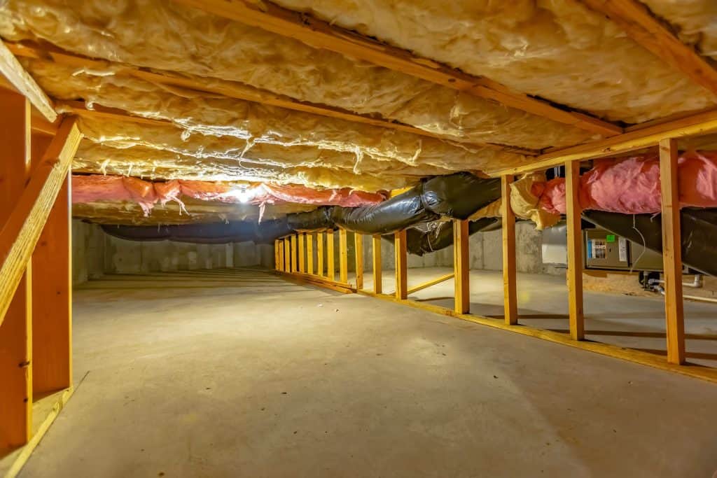 Crawl space with upper floor insulation and wooden support